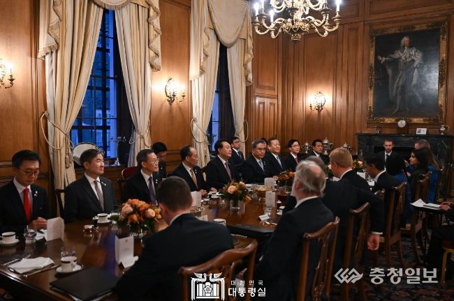 11월 22일 윤석열 대통령은 리시 수낵 영국 총리와 정상회담을 가졌다.