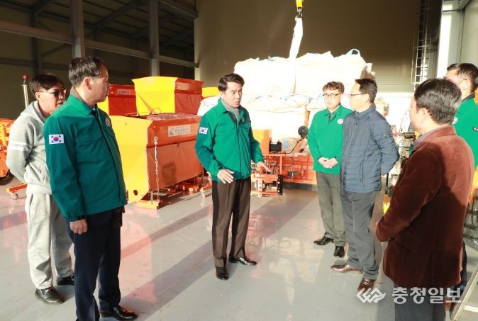 최재형 군수가 제설 준비 사항을 점검하는 모습