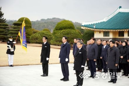 이완섭 서산시장을 비롯한 민주평화통일자문회의 서산시협의회 등 사회단체 회원 100여 명이 국립대전현충원에서 참배하는 모습