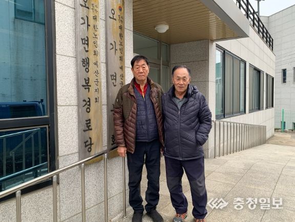 왼쪽부터 이은대 오가면 분회장(좌방1리), 이성덕 사무장(분천2리)