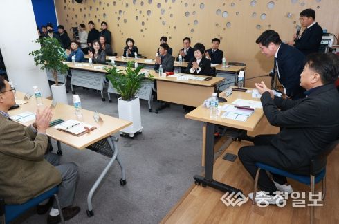 김영환 충북도지사, 제천 전통시장 찾아 민생현안 경청