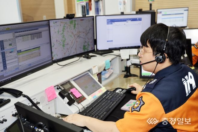 충남119종합상황실 구급상황관리요원이 신고접수 화면을 보고 있다.