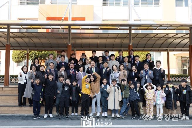 3월 21일 윤석열 대통령은 강원 원주시 명륜초등학교를 방문해 늘봄학교 프로그램을 참관하고 관계자들과 간담회를 했다.