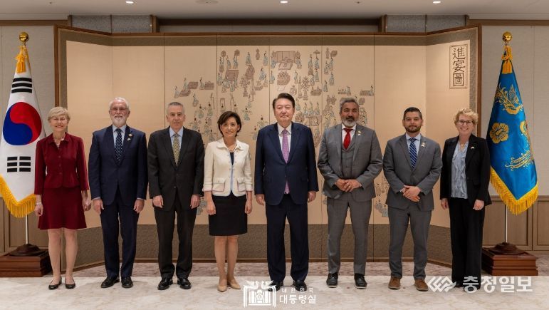 3월 25일 윤석열 대통령은 방한 중인 「아미 베라(Ami Bera)」 의원(CSGK 공동의장)과 「영 킴(Young Kim)」 의원(CSGK 공동의장) 등 美 하원 코리아스터디그룹(CSGK) 대표단 6명을 접견하고, 한미동맹 발전을 위한 美 의회와의 협력 방안에 대해 의견을 교환했다.