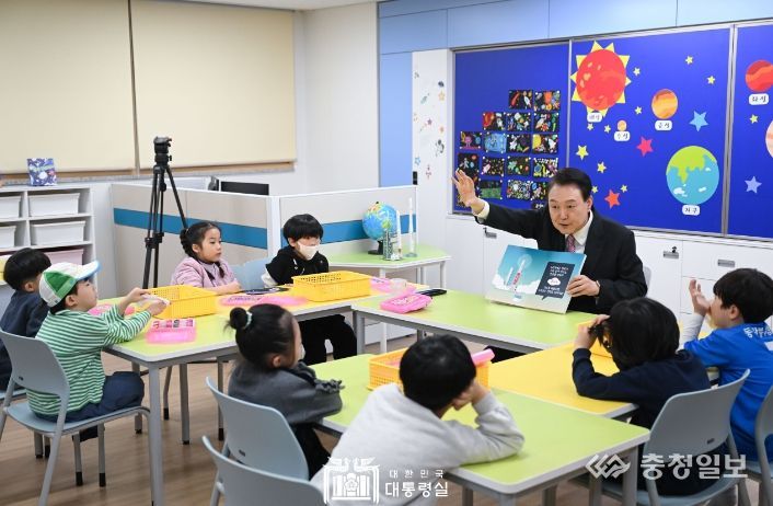 3월 29일 윤석열 대통령은 경기도 화성시 아인초등학교를 방문해 일일 특별강사로서 초등학교 1학년 아이들에게 우주와 로켓 관련된 책을 읽어주고, 로켓 날리기 활동을 지도했다.