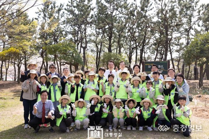 4월 5일 윤석열 대통령은 부산 강서구 명지근린공원에서 열린 제79회 식목일 기념행사에 참석해 국토녹화를 위해 헌신해 온 220만 임업인과 산주 등 국민을 격려하고 미래 산림정책의 비전을 밝혔다.