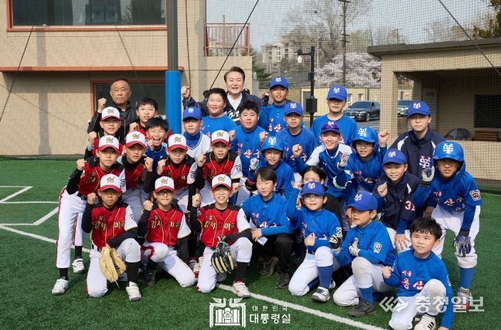 4월 6일 윤석열 대통령은 용산어린이정원을 깜짝 방문해 봄나들이를 나온 가족들과 어린이들을 만났다.