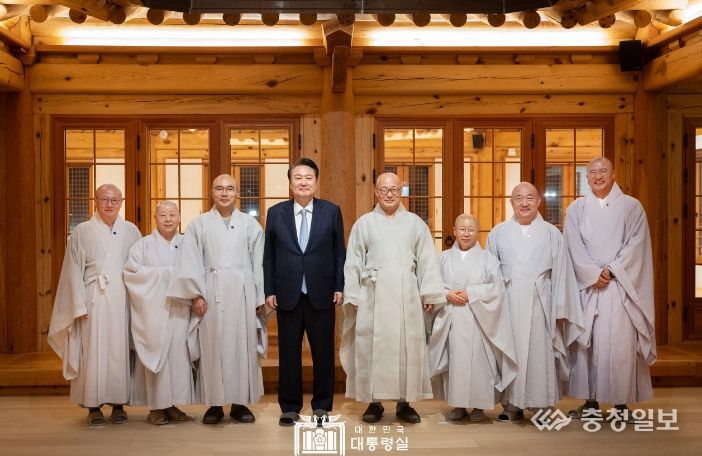 4월 7일 윤석열 대통령은 서울 은평구에 위치한 진관사를 방문했다.