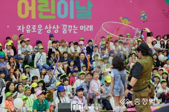 5월 5일 윤석열 대통령은 제102회 어린이날 초청 행사을 맞아 전국 각지의 어린이들과 가족들을 청와대로 초청해 미래의 주역인 어린이들을 격려하고 즐거운 추억을 선사했다.