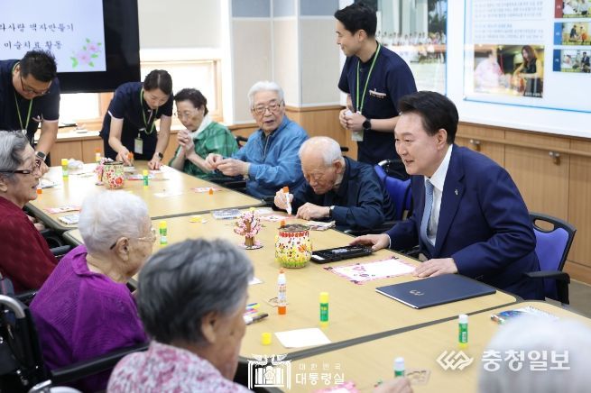6월 21일 윤석열 대통령은 경기도 소재 수원보훈요양원을 방문해 국가를 위해 헌신한 국가유공자 어르신들에게 감사의 마음을 전했다.