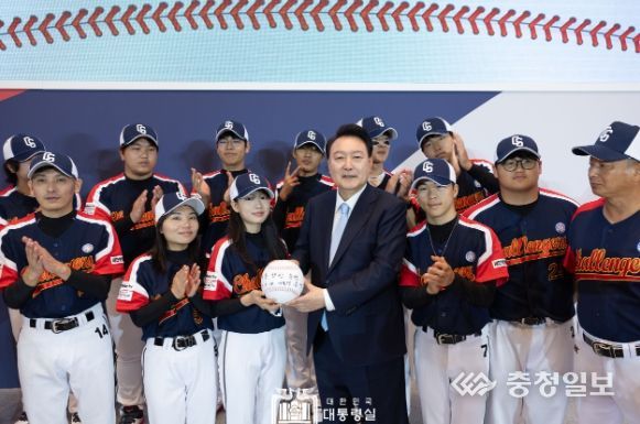 7월 14일 윤석열 대통령은 '제1회 북한이탈주민의 날 기념식'에 참석한 데 이어 탈북민 청소년 야구단 '챌린저스'의 방미 출정식에 참석해 탈북민 청소년들의 자유와 도전을 응원하고 격려했다.