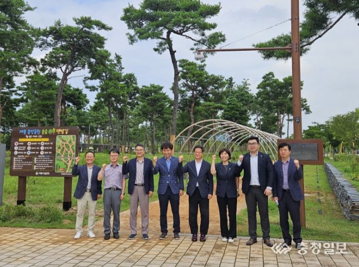 조소연 이사장이 중앙공원 맨발 산책길 방문객 계수시스템 운영 개시 행사를 개최하고, 기념촬영을 진행하고 있다.