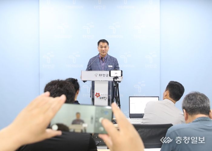 31일 군청 브리핑실에서 정례 브리핑 중인 명승식 농정과장.