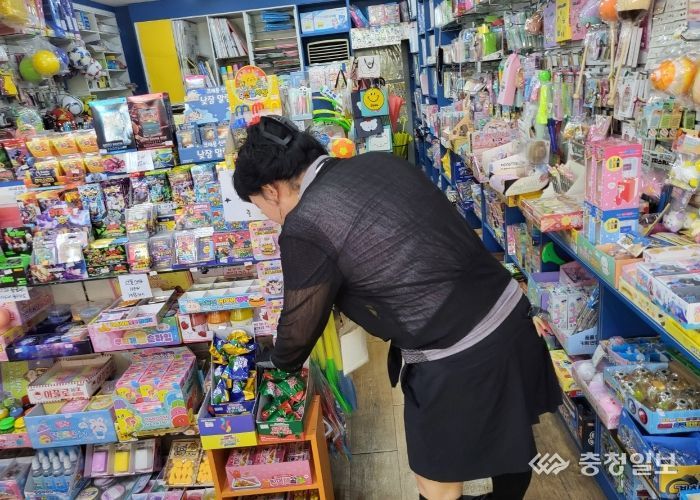 어린이 기호식품 전담관리원들이 현장 지도 점검하고 있는 모습