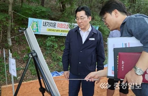 박경귀 아산시장, 송악면 궁평저수지 맨발 황톳길 조성 현장 방문