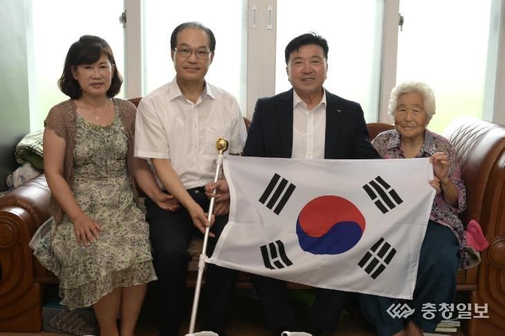 독립유공자 유족 위문 사진