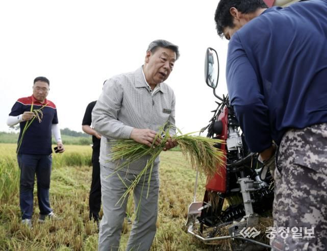 태안군, 17일 태안읍 송암리서 올해 첫 벼베기 시작