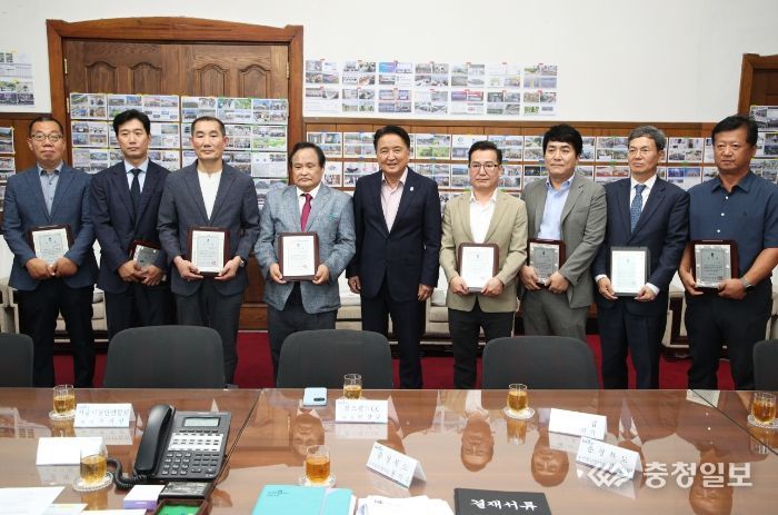 충청북도 「어쩌다 못난이 김치」 판매 유공 감사패 수여