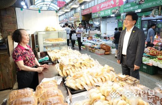 13일, 최교진 교육감과 세종시교육청 직원들이 세종 전통시장을 방문하여 필요한 물품을 구매하고 있다.