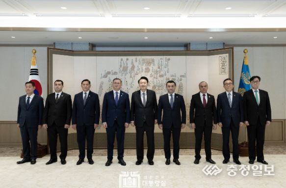 11월 4일 윤석열 대통령은 「제17차 한-중앙아시아 협력 포럼」 참석을 위해 방한 중인 중앙아시아 5개국 대표단 수석대표들을 단체 접견하고, 한-중앙아시아 관계 발전 방안과 북한의 러시아 파병 등 주요 국제 현안에 대해 의견을 교환했다.