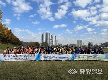 8일 열린 대학교와 함께하는 복수동 그린로드 플로깅 행사 기념 촬영