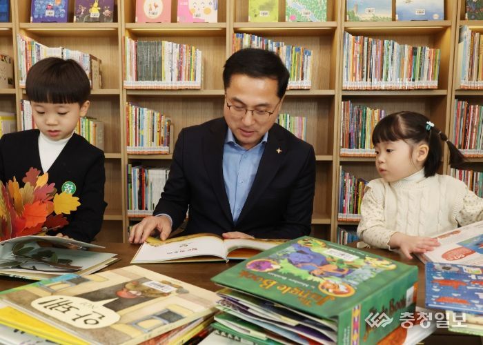 동네북네 북카페 대동점에서 아이들과 책을 보고 있는 박희조 동구청장 모습