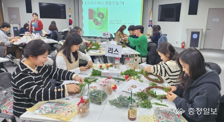 17일 구청 대회의실에서 통합돌봄 실무자들이 힐링 프로그램에 참여해 즐거운 시간을 보내고 있다.