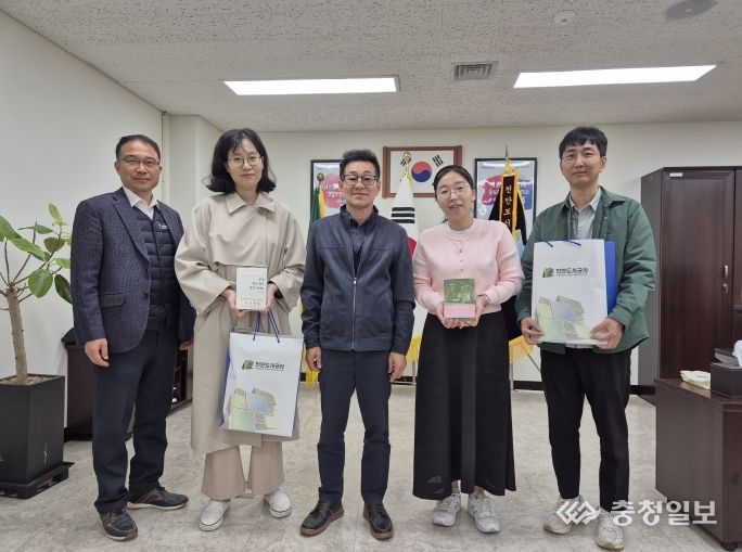 천안도시공사 관계자가 임신 근로자 등에게 임신 축하 선물과 함께 육아 관련 도서를 전달하고 있다.