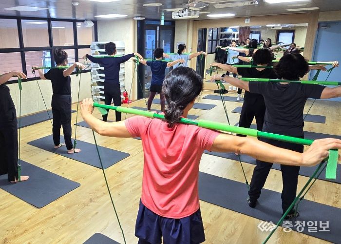 진잠나눔건강센터의 운동교실 프로그램 중 하나인 ‘명품 근육제작소’를 진행하고 있다.