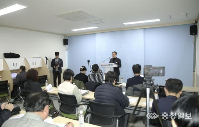 26일 군청 브리핑실에서 정례브리핑 중인 유창민 안전관리과장.