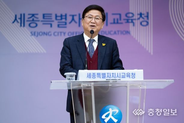 좌 세종시교육청 최교진 교육감이 4일 월례회의에서 당부 말씀을 하고 있다. 우 이날 교육청 소통·공감의 날에서 최민호 세종시장이 교육청 직원들을 대상으로 특강을 하고 있다.