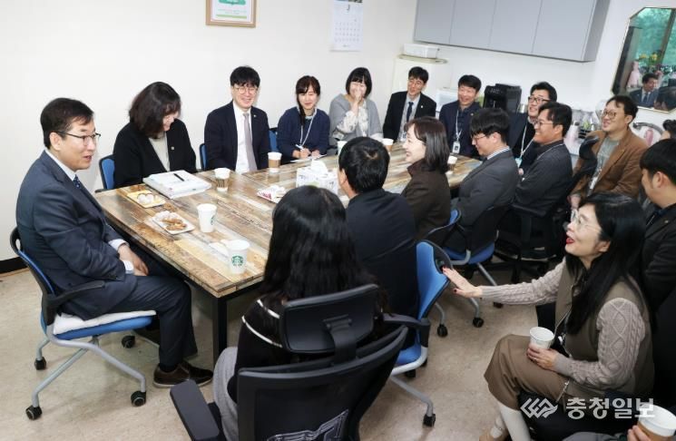 윤건영 충북교육감, 우리 이야기 한 번 나눠봅시다