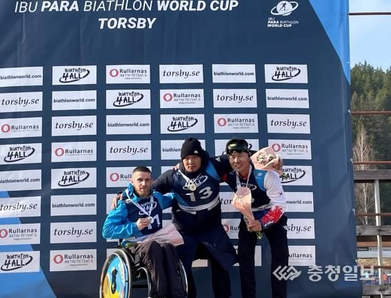 왼쪽 세번째 신의현 선수