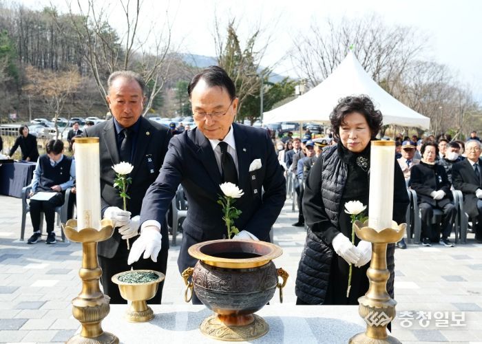 28일 박상돈 천안시장과 천안함 유족 등이 천안보훈공원 내 천안함 추모비에 헌화하고 있다.