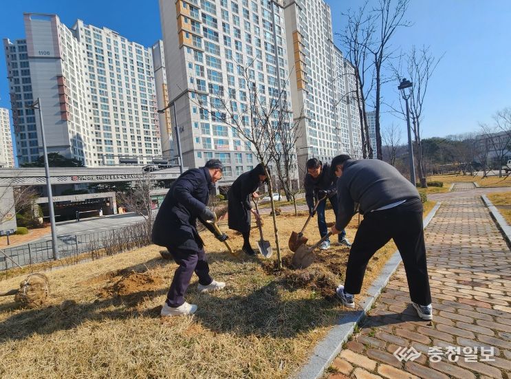 더 풍성해진 세종시 고운동 실개천 꽃복숭아길 즐겨요