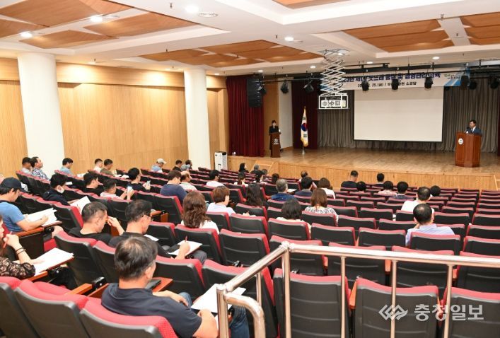 서부여농협 농산물유통센터에서 품질관리요원이 딸기 품질을 점검하고 있다. 부여군은 매년 2회 품질관리 교육을 실시하여 품질관리에 힘쓰고 있다.