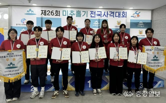 서산시청 사격팀 선수들이 지난 13일 제26회 미추홀기 전국사격대회에서 메달을 획득한 것을 기념하는 모습