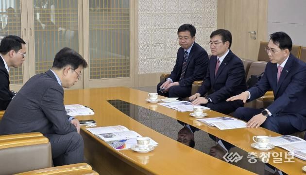 이완섭 서산시장이 지난 14일 박상우 국토교통부 장관을 만나 면담하는 모습