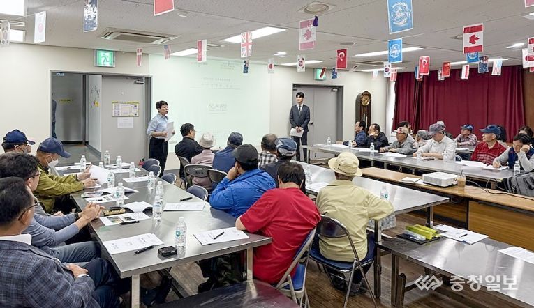 대전 대덕구(구청장 최충규) 토지정책과장이 21일 ‘장동4지구 지적재조사사업 주민설명회’에 참석한 주민들을 대상으로 지적재조사사업에 대한 설명을 진행하고 있다.