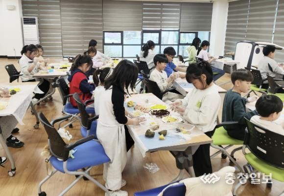 태안군립안면도서관 도서관의 날 행사 모습.