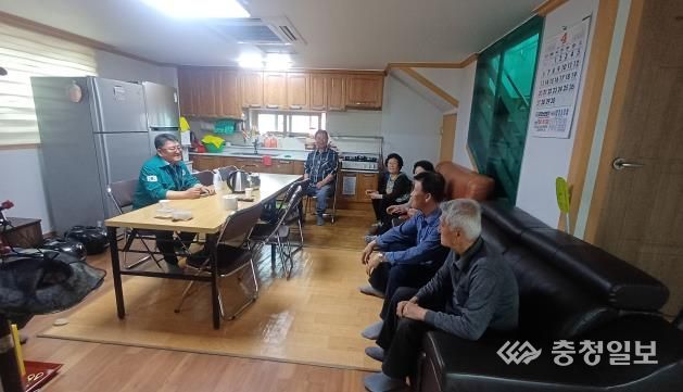 지난 21일 신대1리경로당에 방문한 이기영 금산읍장