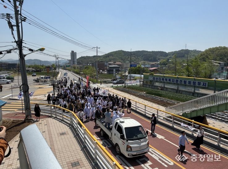 대형 태극기를 들고 정산면 시가지를 행진하는 모습