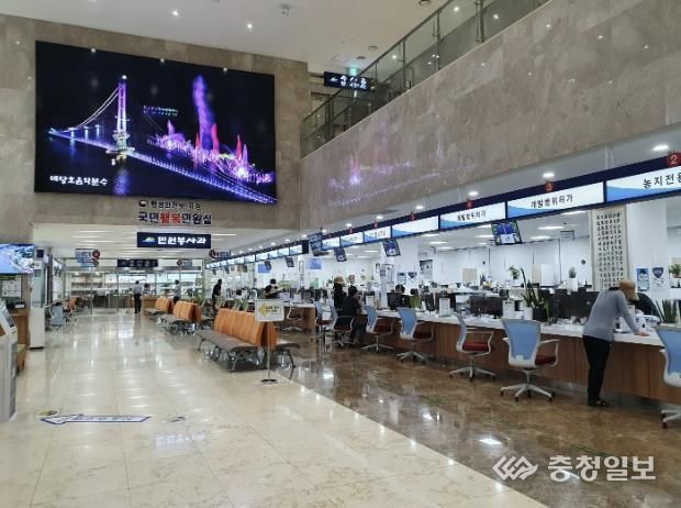 예산군청사 민원실 전경