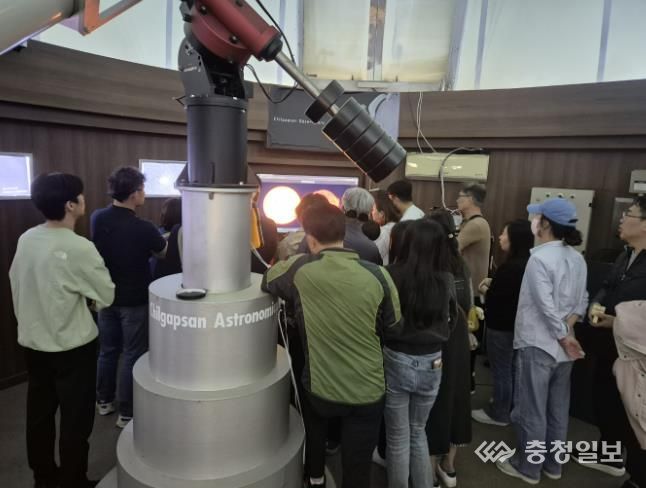 청양군 칠갑산천문대에서 방문객들이 태양관측 사진을 보는 모습