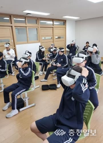 학생들이 VR기기를 착용하는 모습