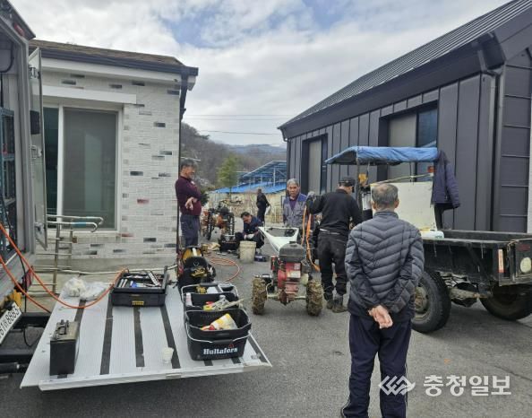 농업기계 순회 수리 사진