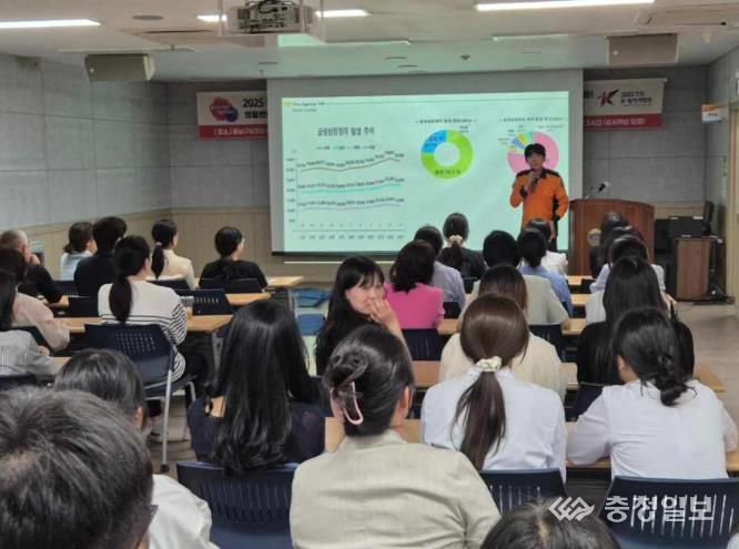 천안동남구보건소가 2025 천안 K-컬처박람회 의료반 근무자들을 대상으로 심폐소생술 응급대응 강화교육을 하고 있다.