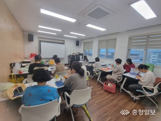 금산군 공동육아나눔터 ‘마음을 잇는 뜨개실’ 프로그램 모습