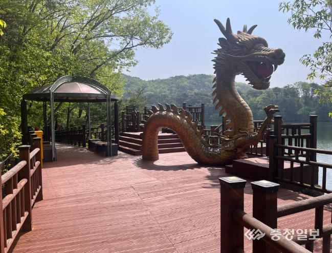 천장호 수변 산책로의 모습